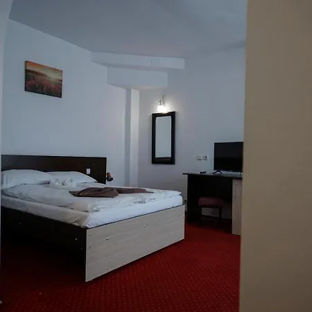 Vila Trandafirul Si Liliacul